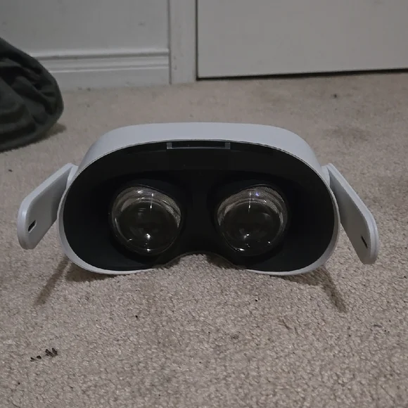 Oculus Quest 2 (For Parts) - Picture 4 of 7